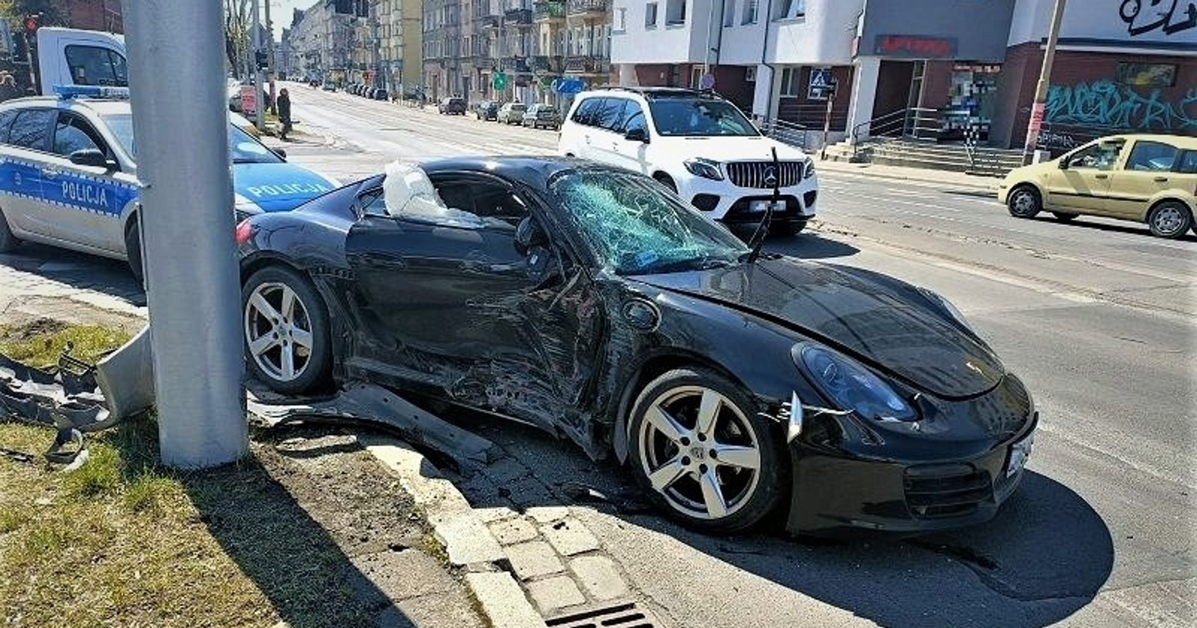 Porsche Cayman rozbite we Wrocławiu