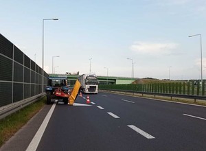 Jechał po autostradzie pod prąd, lewym pasem, i to traktorem