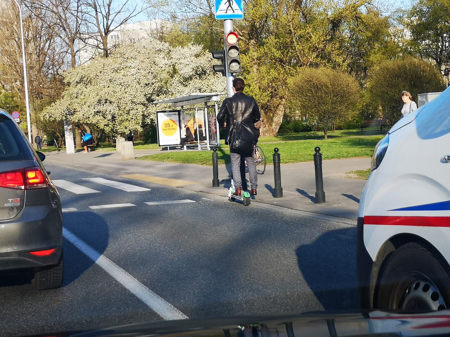 Niektórzy jeżdżą również po jezdni...