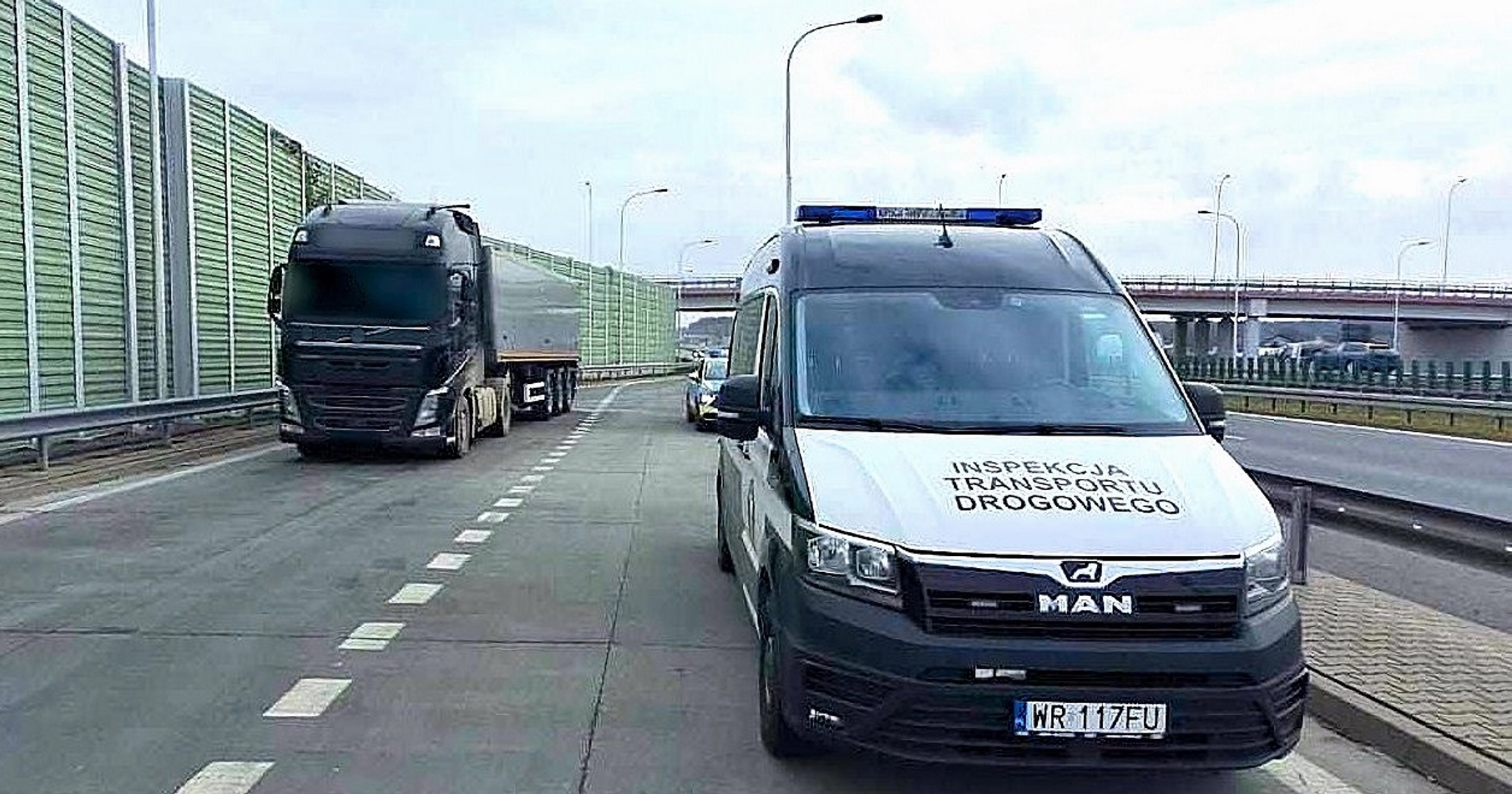 Inspektorzy ITD zatrzymali ciężarówkę z przełożonymi tablicami