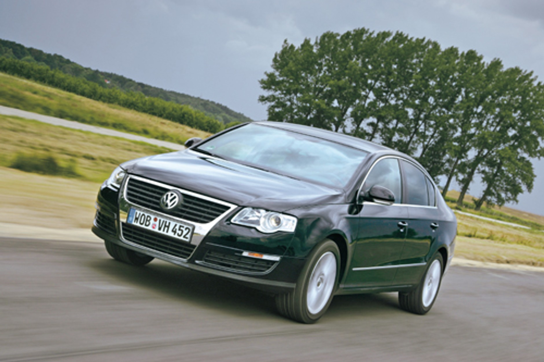 Nowa Skoda Superb kontra VW Passat i Audi A4 - Porównanie trzech limuzyn z jednej stajni