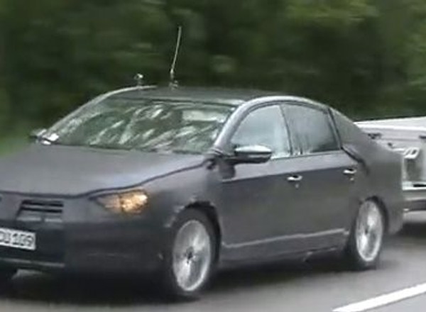 Zdjęcia szpiegowskie: nowy Volkswagen Passat podczas górskich testów (wideo)