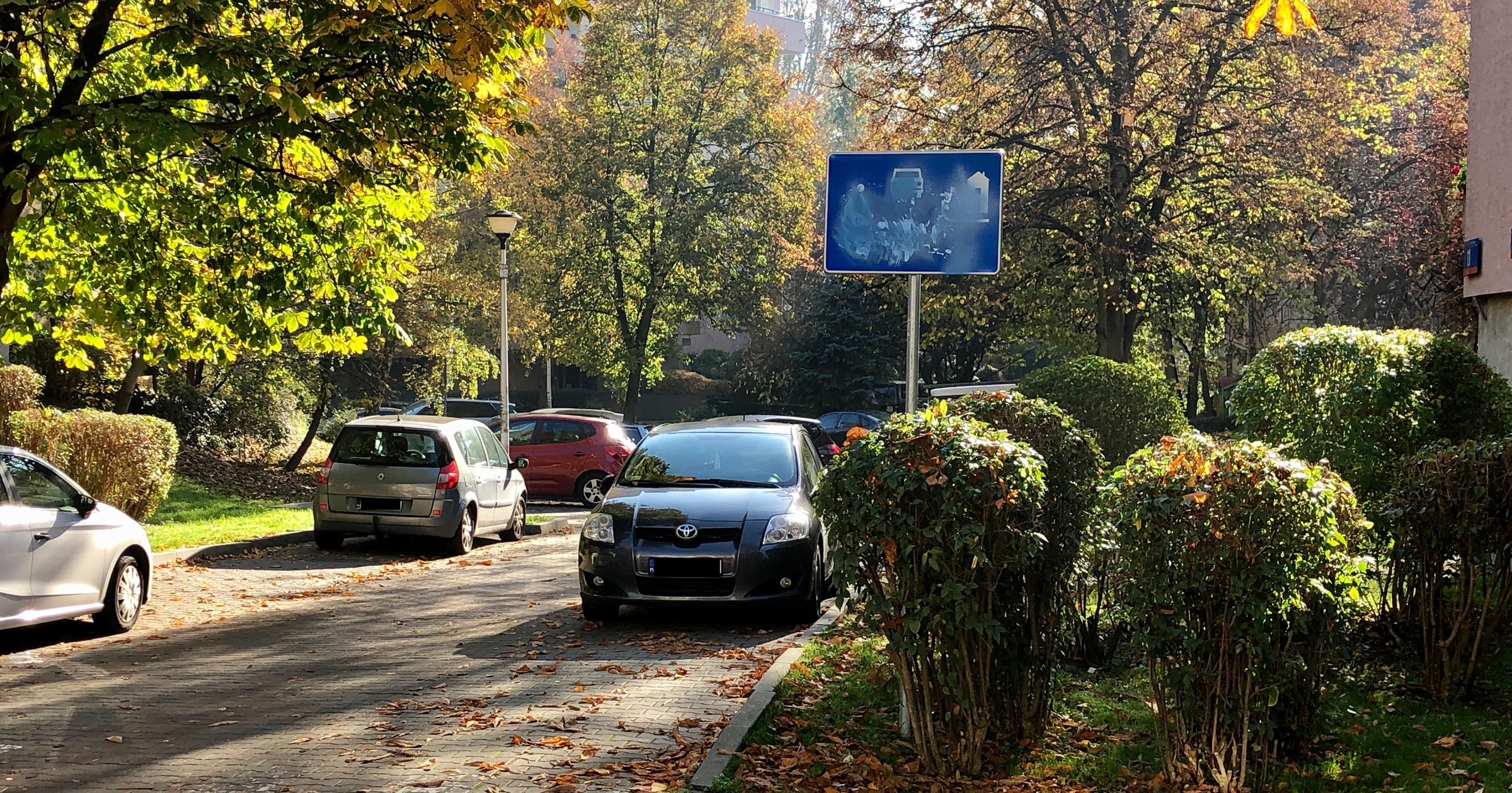 Znaki wyznaczające "strefę zamieszkania" są regularnie niszczone, aby straż miejska nie miała podstaw do karania właścicieli aut za nieuprawnione parkowanie