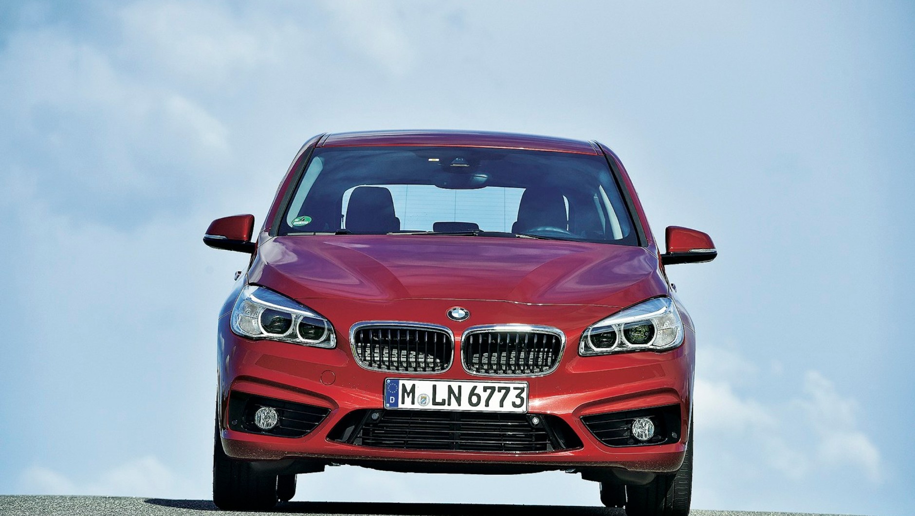 BMW 218d Active Tourer to nowy gracz w klasie rodzinnych vanów. Auto ma... Przedni napęd.