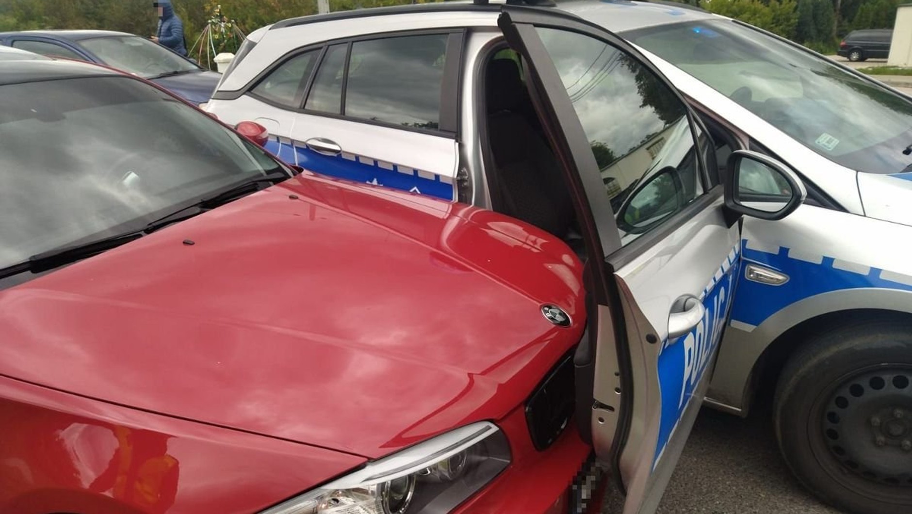 Przez swoją brawurową jazdę uderzył w radiowóz