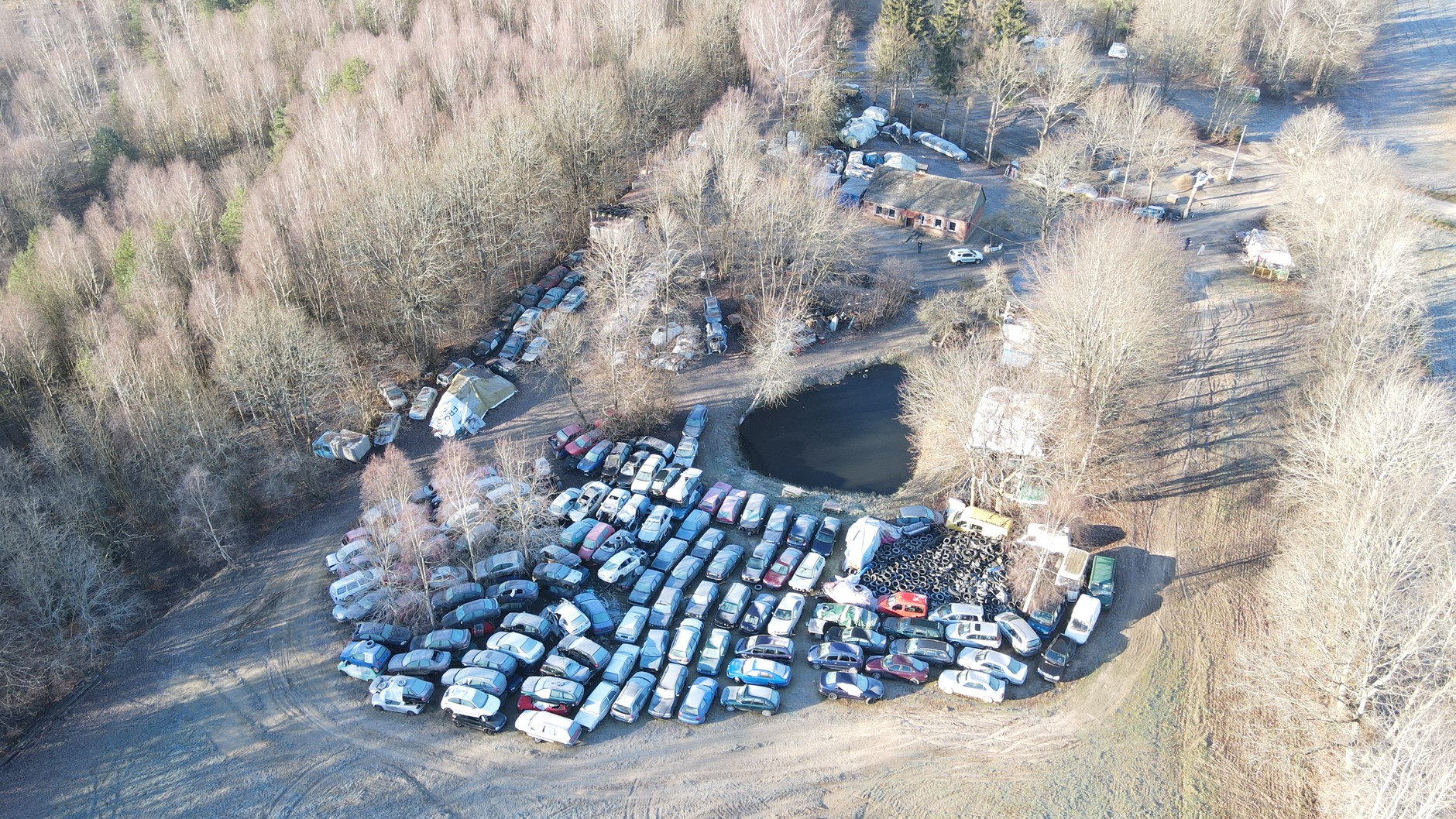 Nielegalne składowisko wraków i opon