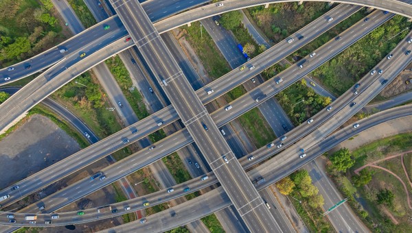 Wielopoziomowy węzeł autostradowy — zdj. ilustracyjne