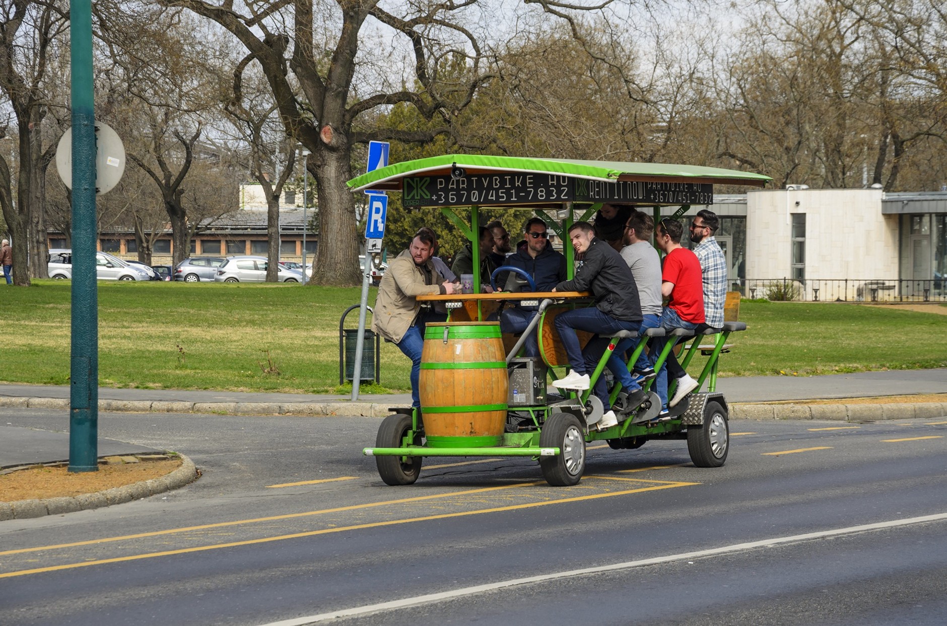 Beerbike na ulicy w mieście (tutaj w Budapeszcie na Węgrzech)