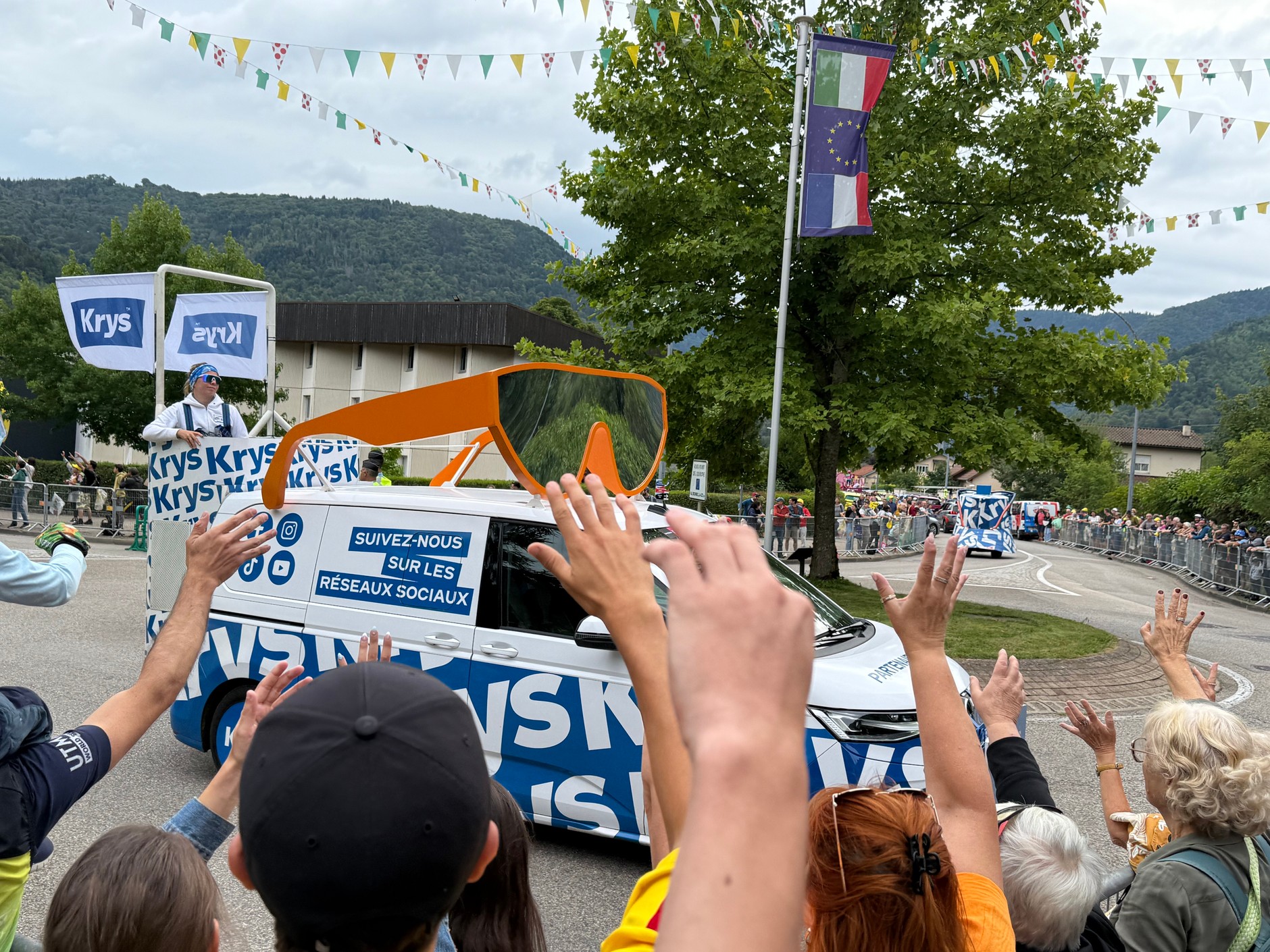 Parada sponsorów przed startem – nieodłączny element TdF