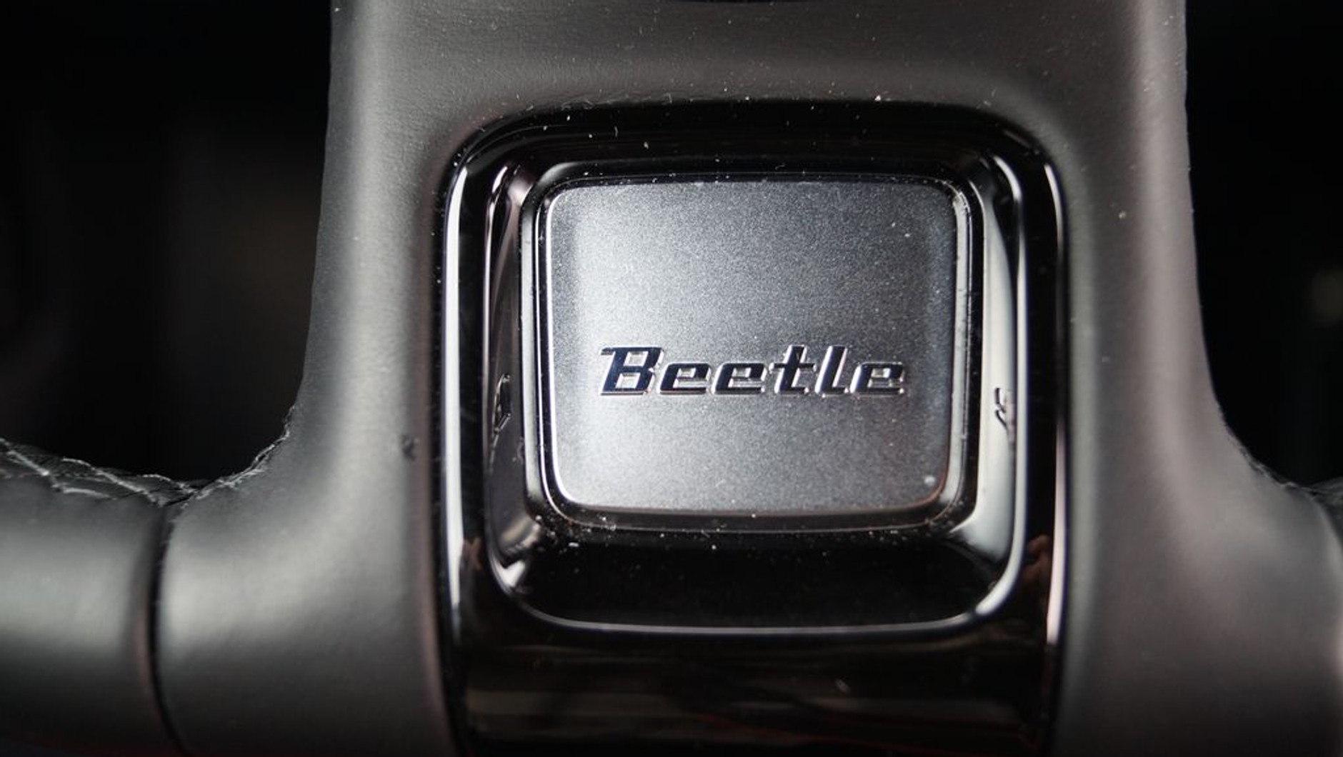 Volkswagen Beetle R-Line 2.0 TSI - logo, które identyfikuje wersję R-Line