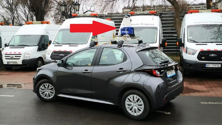 Nietypowe auto na ulicach Warszawy. Po co mu sprzęt na dachu?