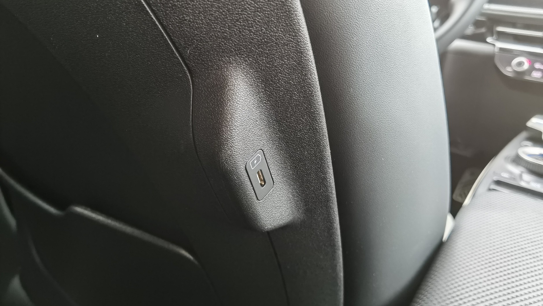 Port USB we współczesnym samochodzie. Wyraźnie widać oznaczenie, że może służyć on do ładowania urządzeń
