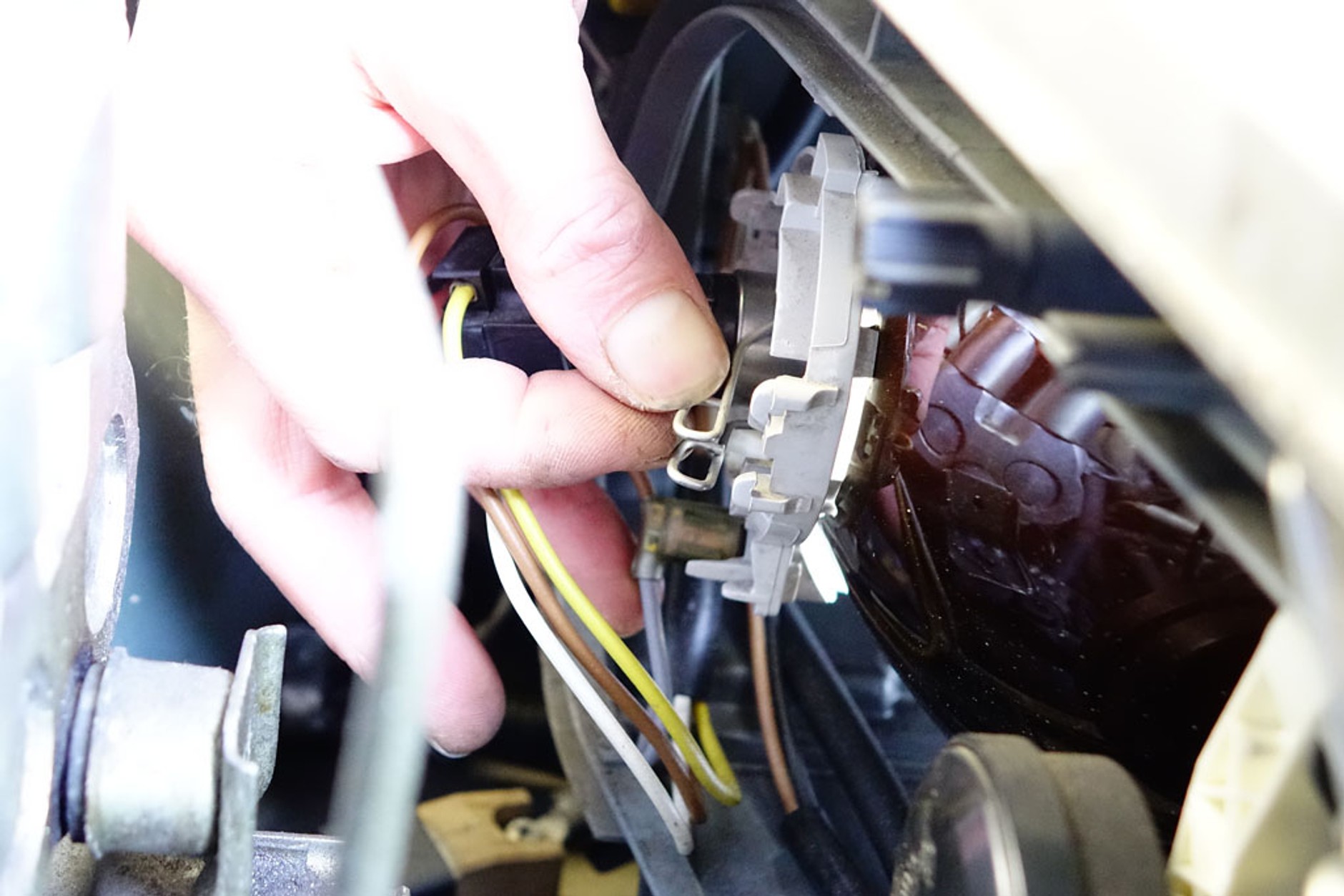 Jak wymienić żarówkę w reflektorze – krok po kroku?