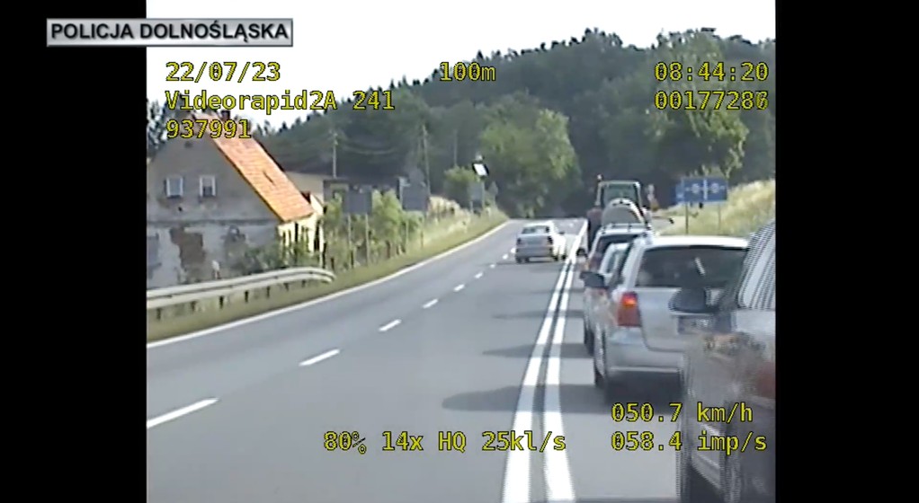 Kierowca dwa razy tego samego dnia został złapany na nieprawidłowym wyprzedzaniu