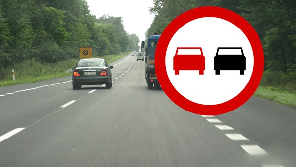 Traktor jedzie krajówką, a jest podwójna ciągła. Można wyprzedzać?
