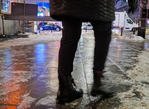 Prokuratura wszczęła śledztwo w sprawie śmiertelnego upadku na chodniku