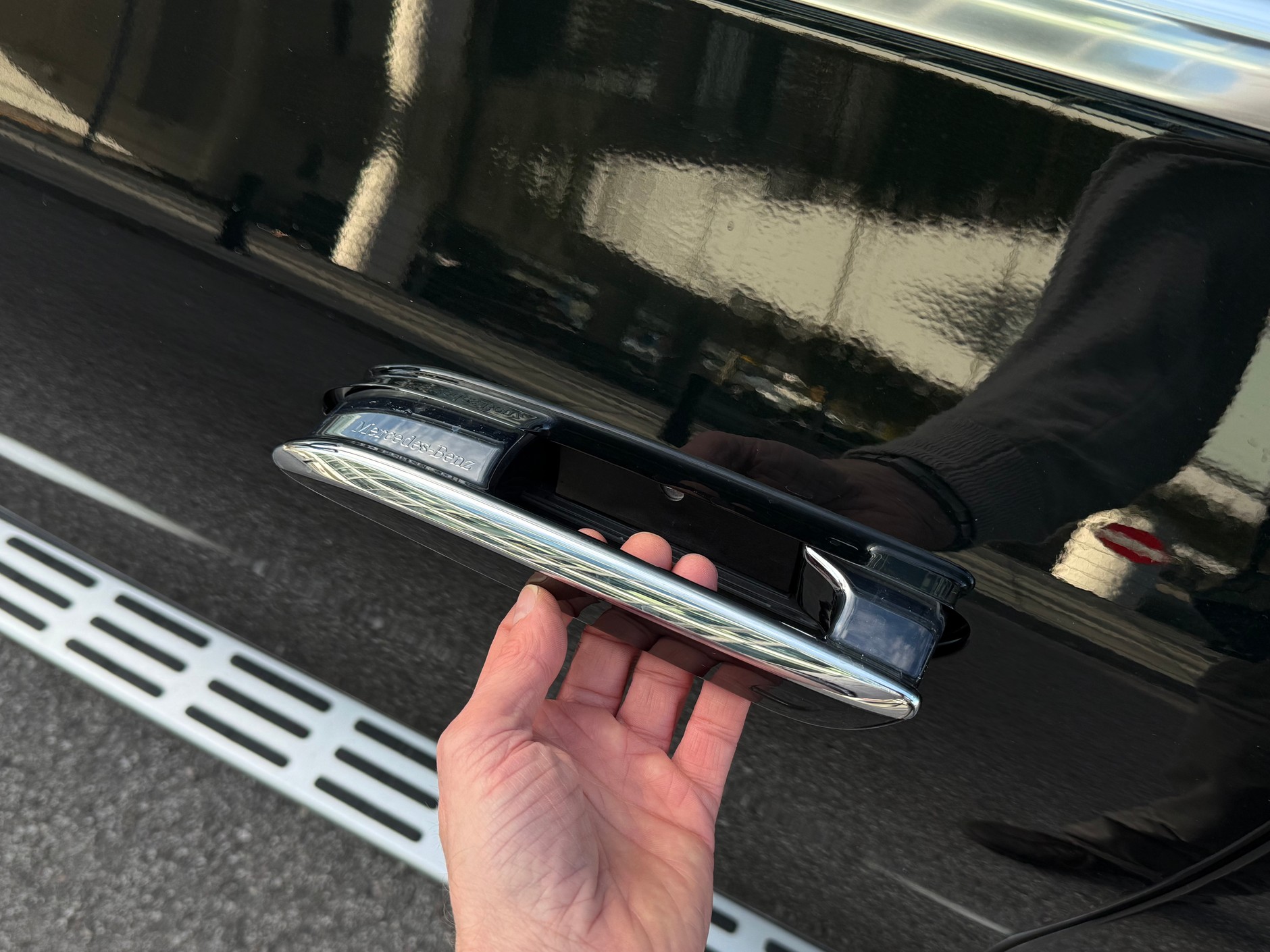 Mercedes EQE 500 4Matic SUV ma wysuwane elektryczne klamki zaprojektowane prawdopodobnie pod rynek chiński