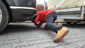 Jazda z ciężką przyczepą – kiedy ryzykujesz 30 tys. złotych i zakaz prowadzenia pojazdów?