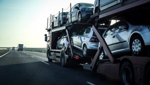 Import aut używanych odbił od dna. Taki jest ich średni wiek