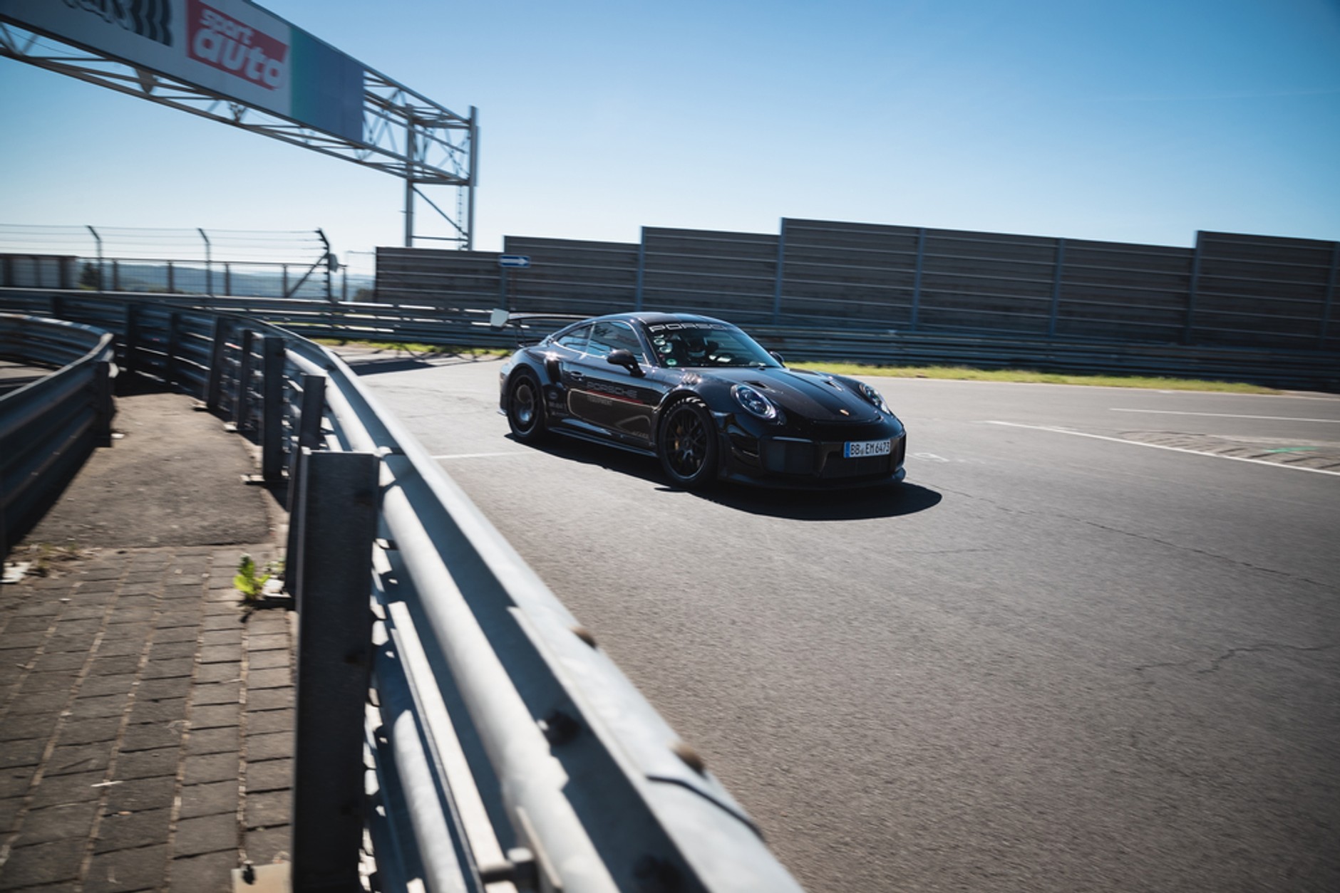 Porsche 911 GT2 RS z pakietem Manthey Performance Kit podczas bicia rekordu na Nürburgringu