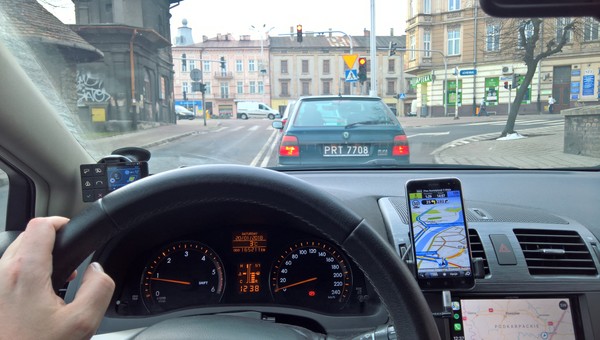 Jedziesz na ferie z darmową nawigacją w telefonie? Uważaj na wysoki rachunek!