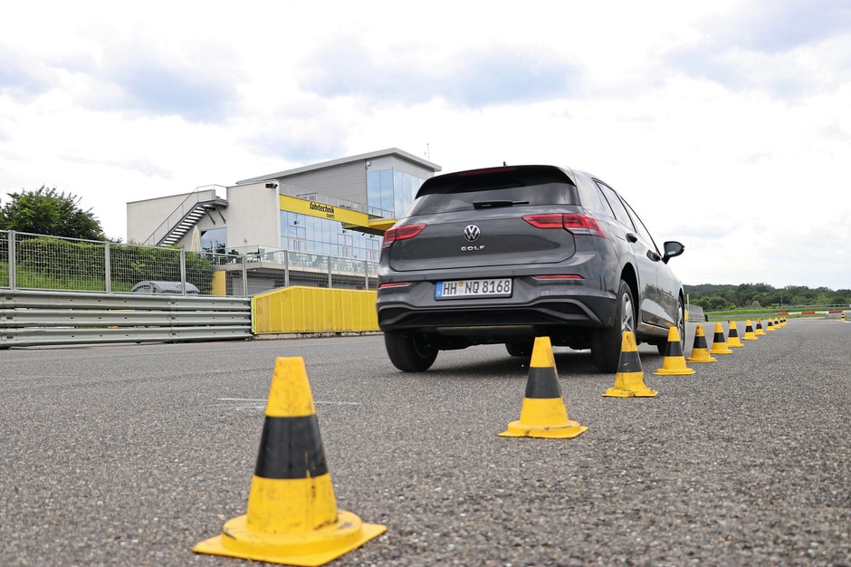 Próby na suchej nawierzchni: to nie są łatwe warunki dla opon zimowych.