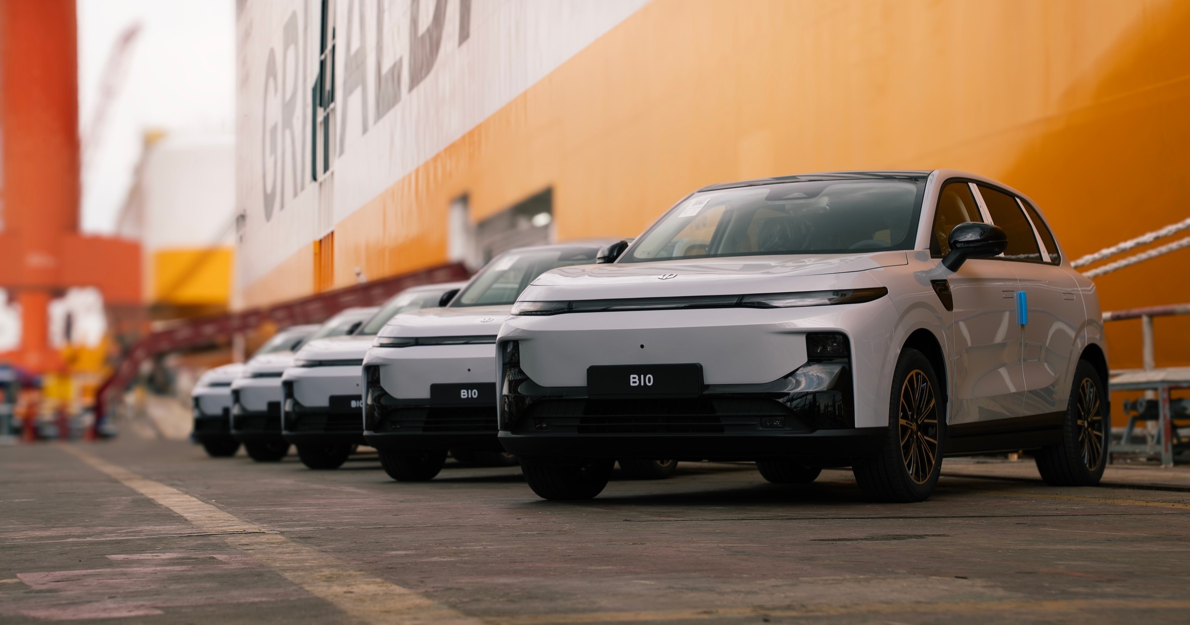Chińskie SUV-y Leapmotor podczas załadunku na statek transportowy