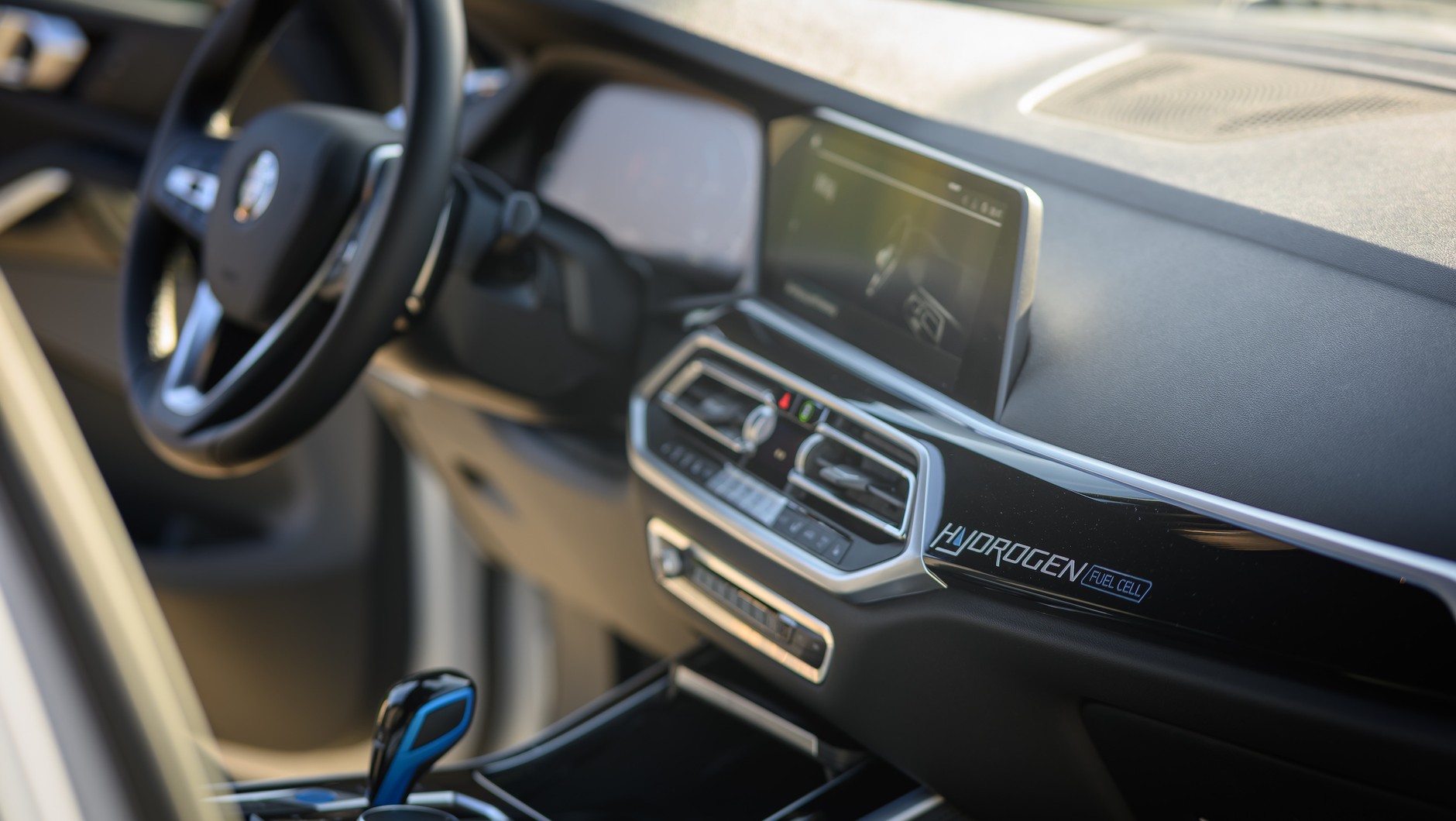 W kabinie BMW iX5 Hydrogen słychać charakterystyczny gwizd ogniw paliwowych