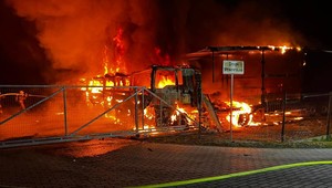 "To było straszne, te wybuchy, kłęby dymu". Monstrualny pożar ciężarówek [FOTO]