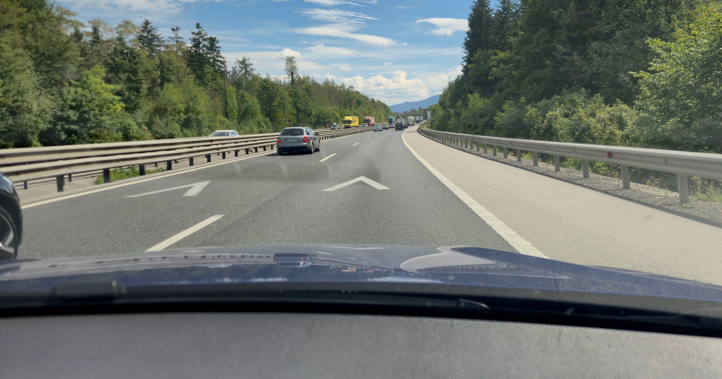 Specjalne strzałki na autostradzie w Słowenii
