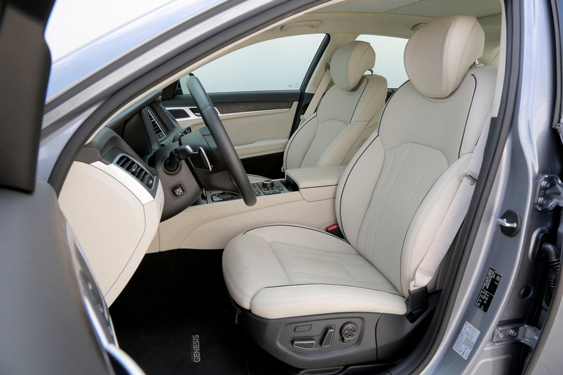 Hyundai Genesis 3.8: Prestiż po koreańsku