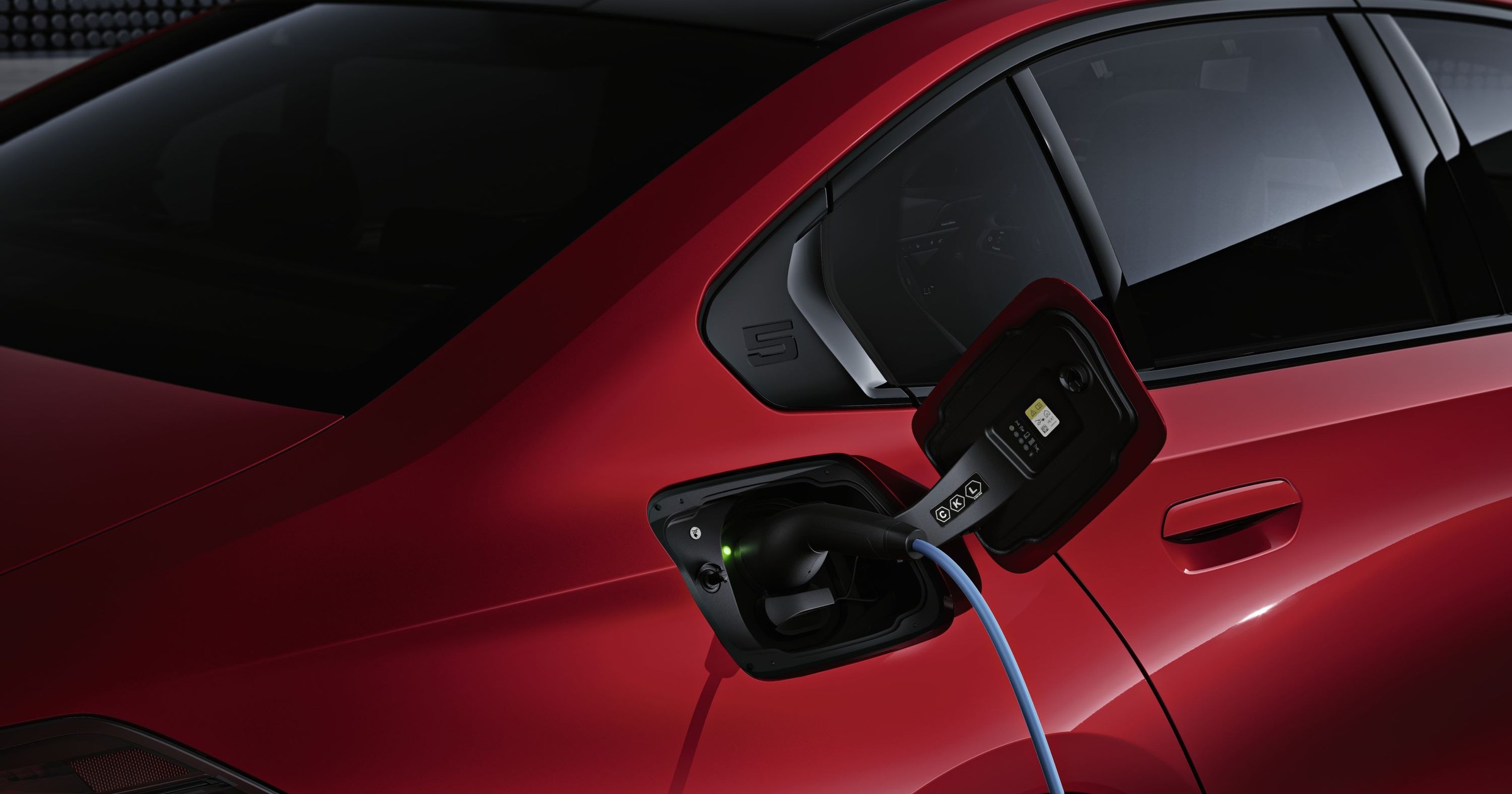 Ładowanie samochodu elektrycznego (na zdjęciu: BMW i5)