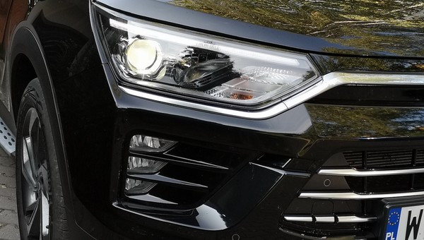 Sami osądźcie: czy ktoś wpadłby na pomysł, że to nie są fabryczne światła tego samochodu?