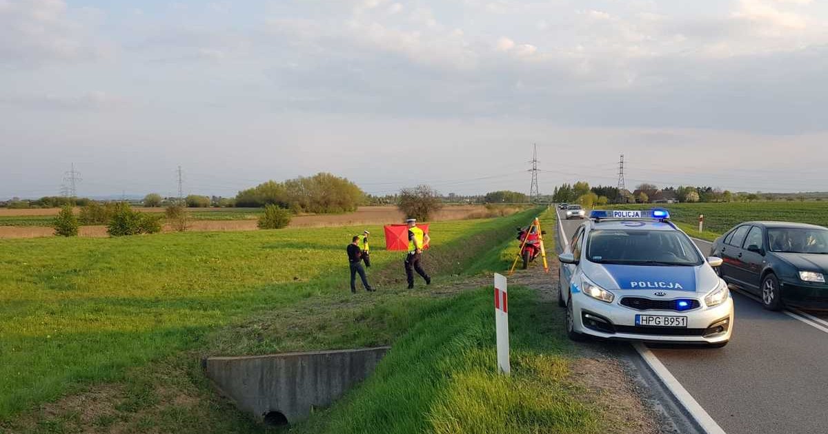 W Radłowie zginął 37-letni motocyklista. Mężczyzna na łuku drogi wypadł z jezdni i wjechał do rowu melioracyjnego