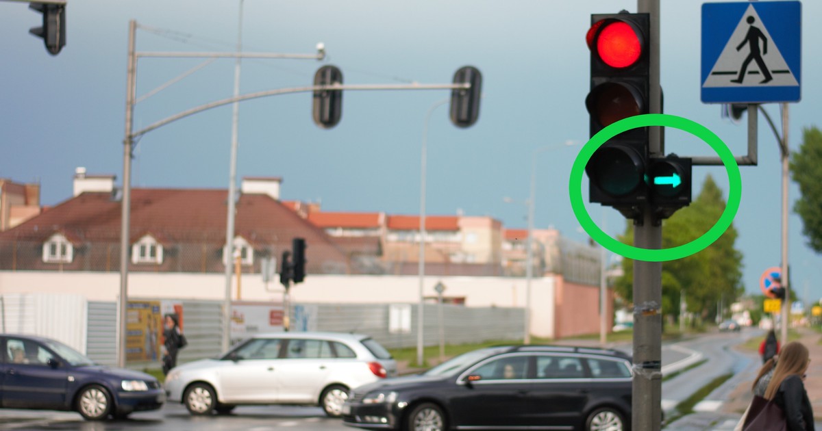 Zatrzymanie przed "zieloną strzałką" to nie dobra wola kierowcy, a obowiązek wynikający z przepisów