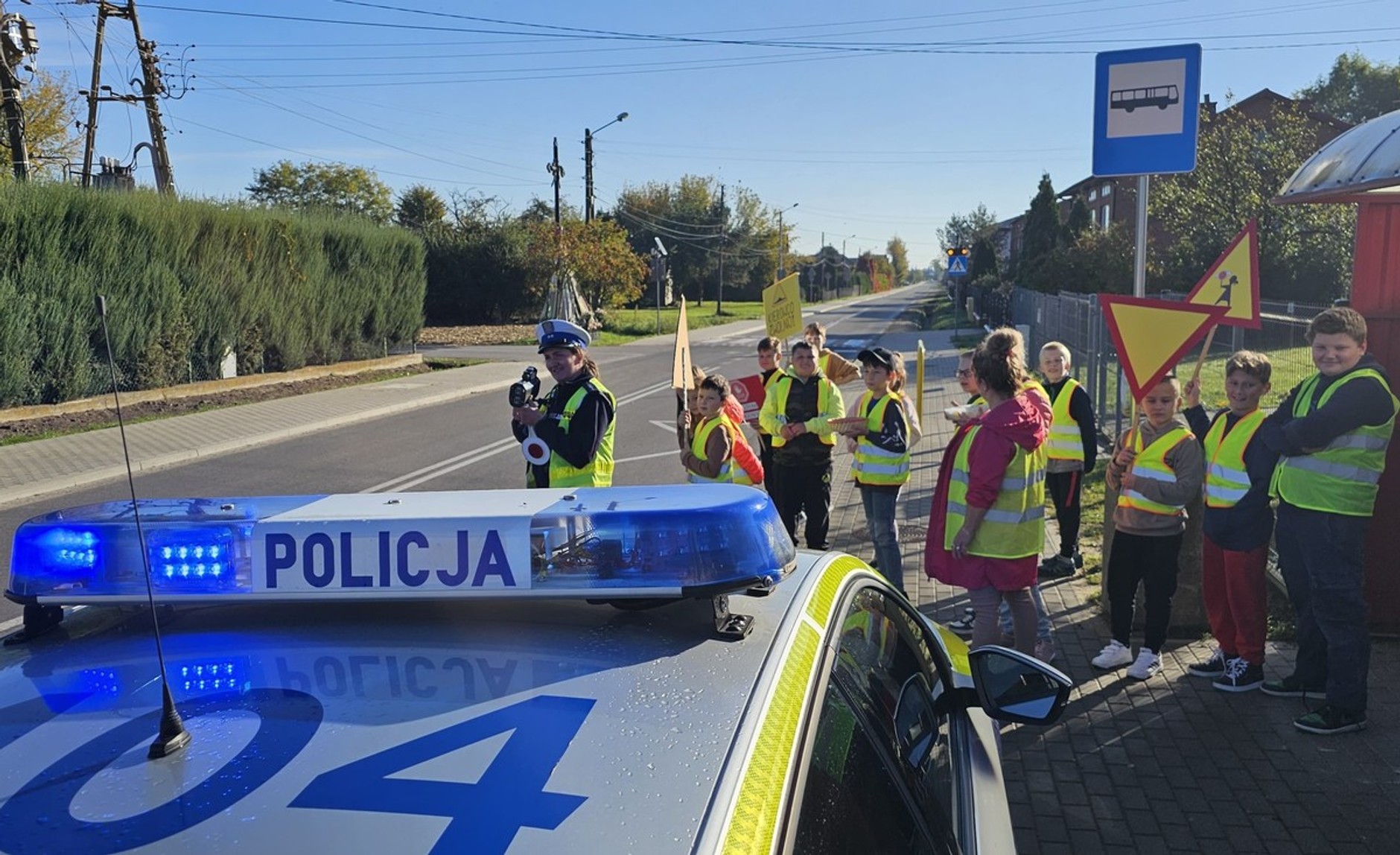 Policjanci z "drogówki przeprowadzili nietypową akcję. Rozdawali owoce