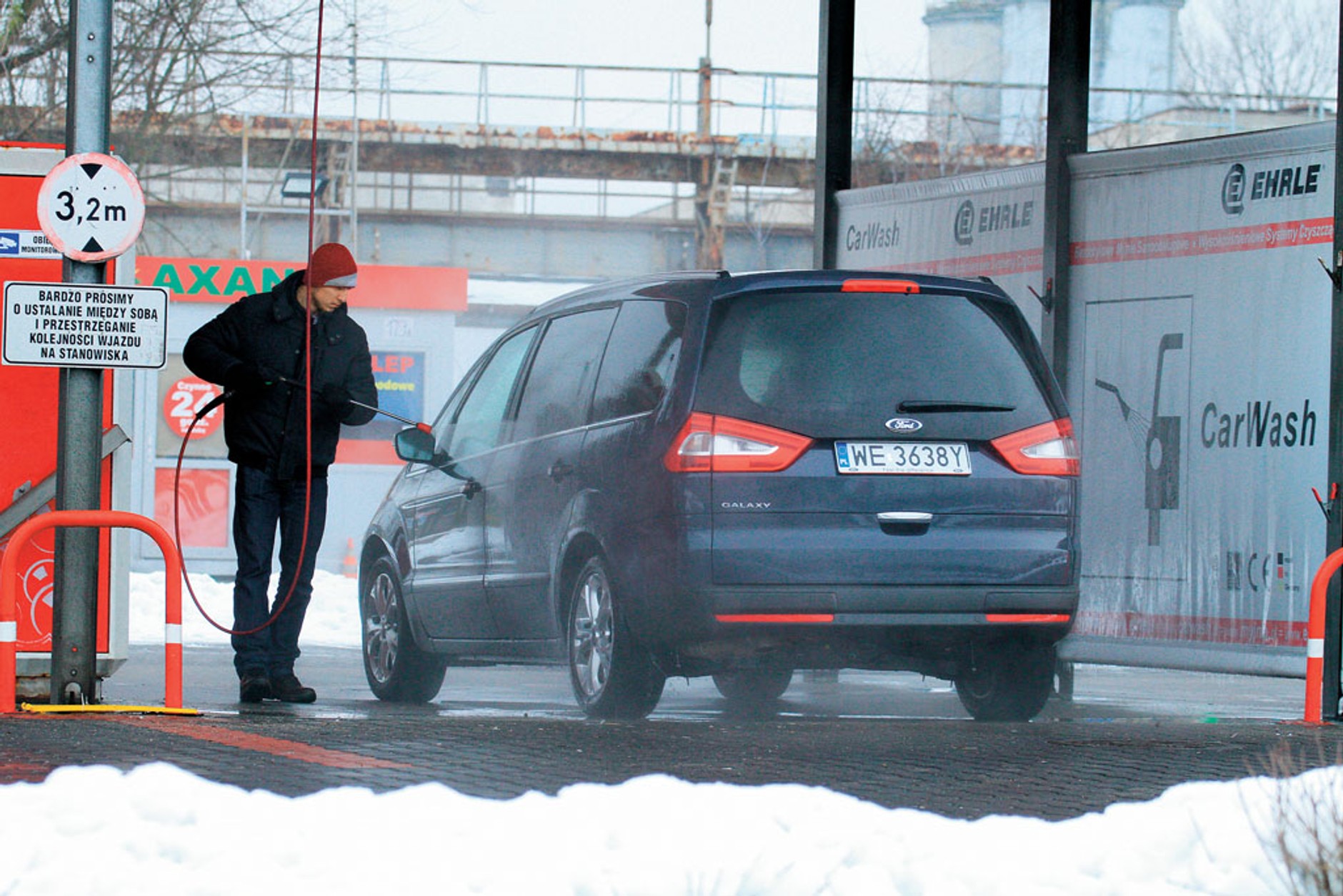 Zimą warto myć samochód – i to regularnie