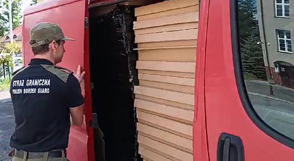 Straż Graniczna zatrzymała auto z pudełkami od pizzy. W środku były papierosy