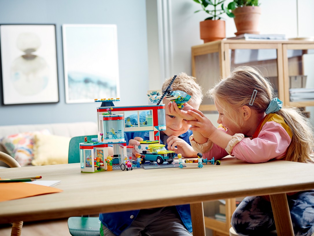 W szpitalu pracują zarówno kobiety, jak mężczyźni. Są też samochody - to zestaw z serii LEGO City (60330).