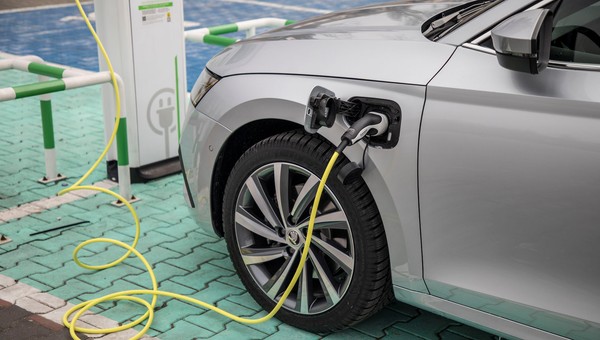 Samochód całkowicie elektryczny czy hybryda plug-in? Co się bardziej opłaca?