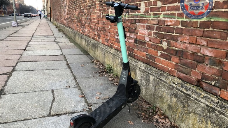 Rozbita hulajnoga elektryczna