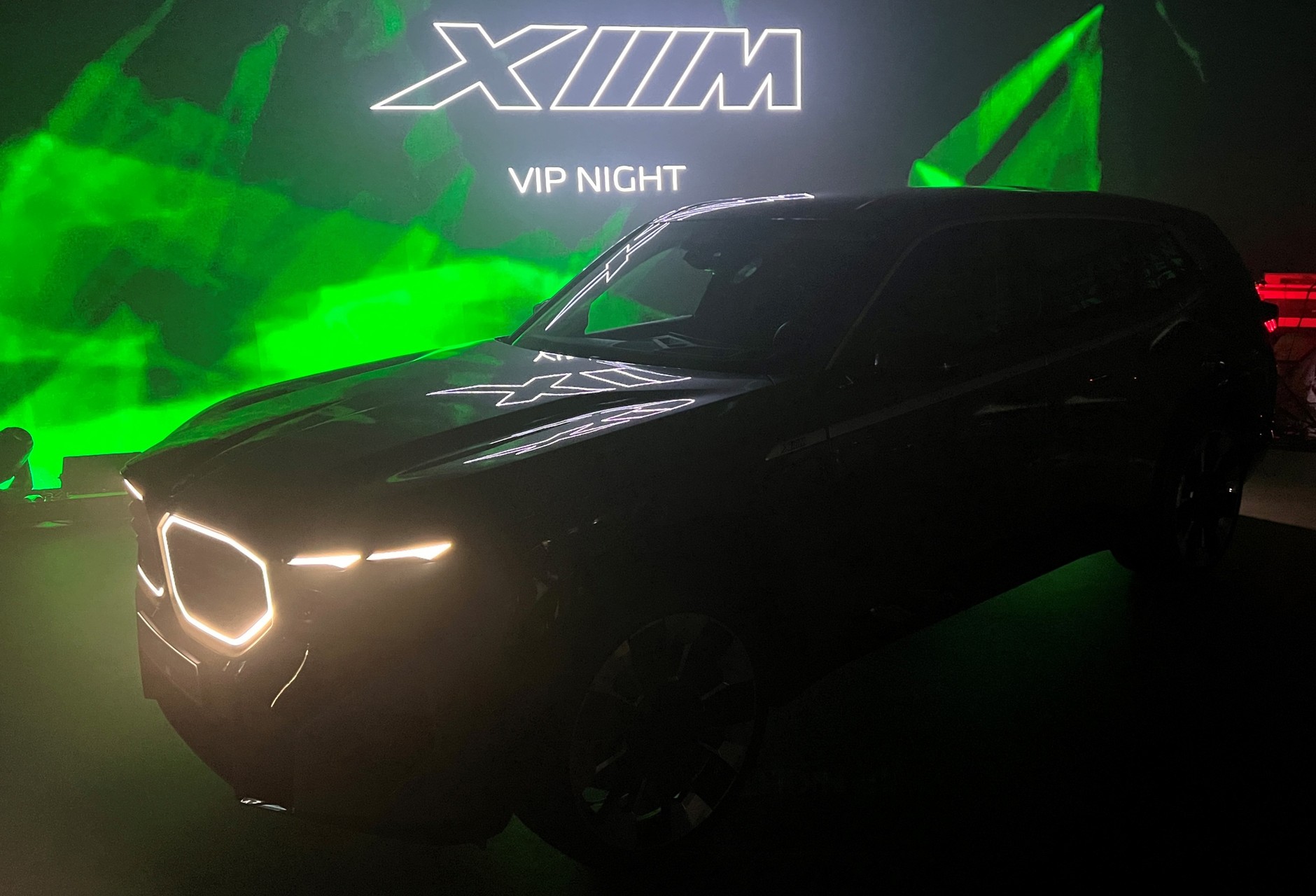 Obramowanie grilla BMW XM może być podświetlane