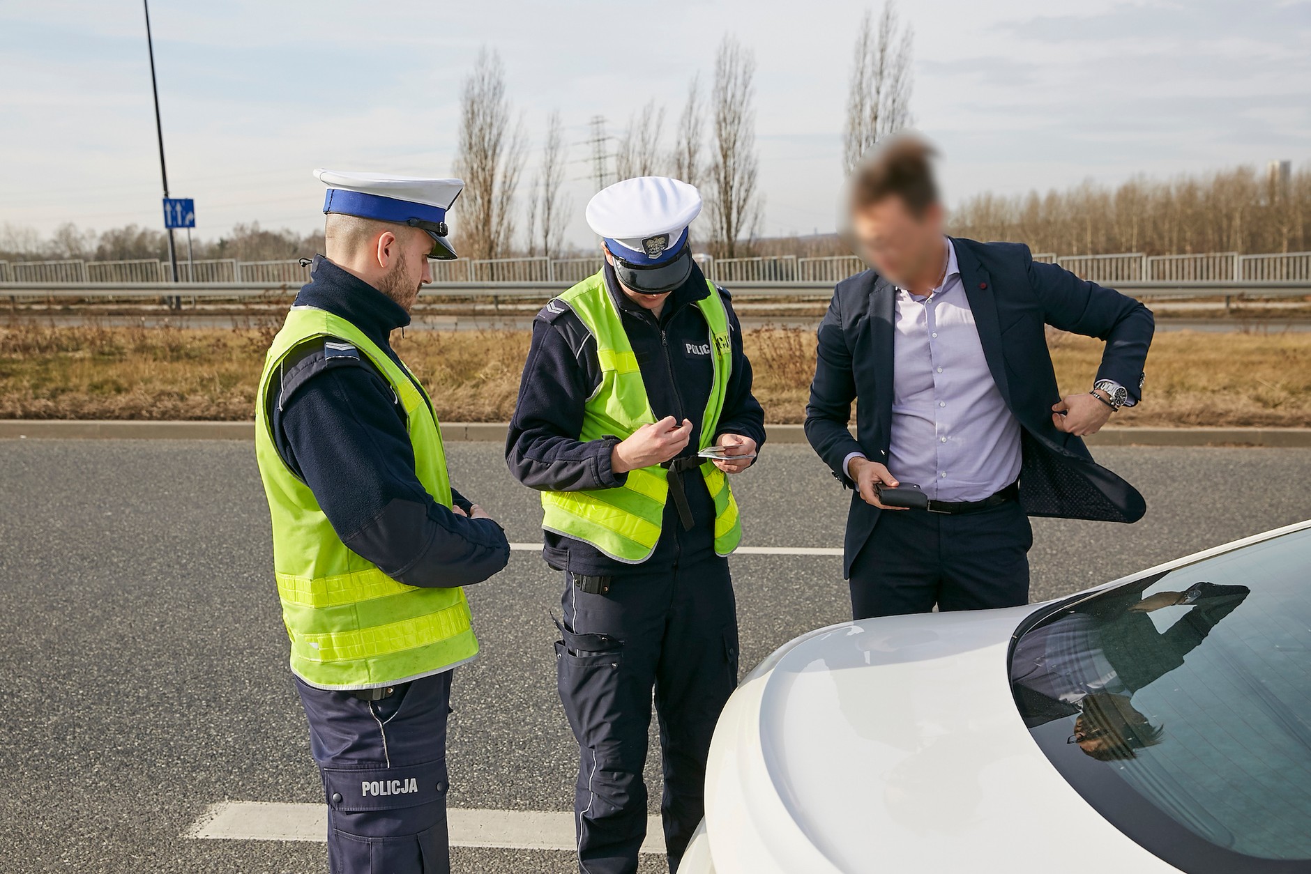 Przekroczenie limitu punktów karnych nie oznacza utraty uprawnień – na początku to tylko konieczność zdania egzaminu kontrolnego