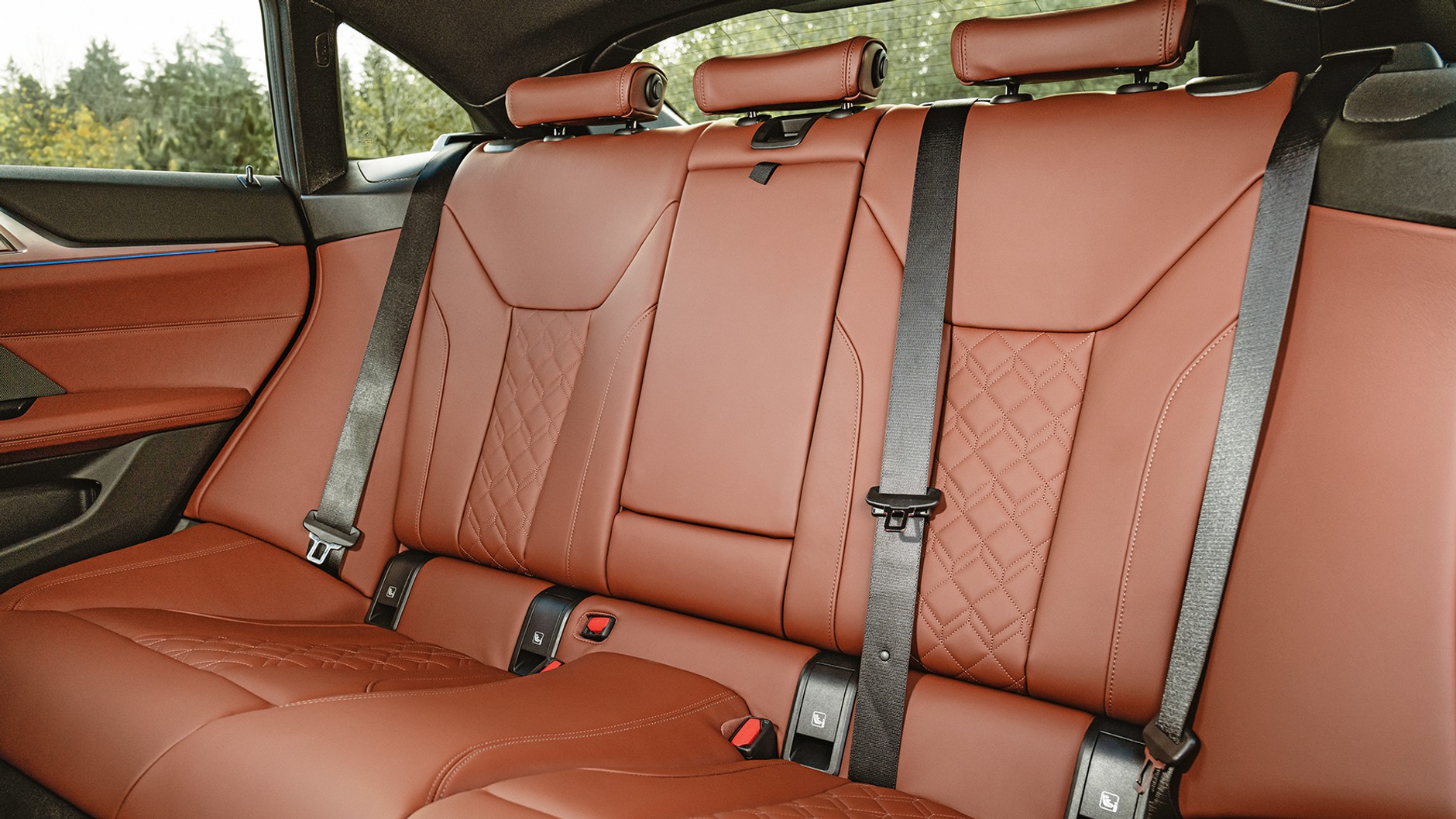 Tylna kanapa z raczej mało przydatnym środkowym miejscem