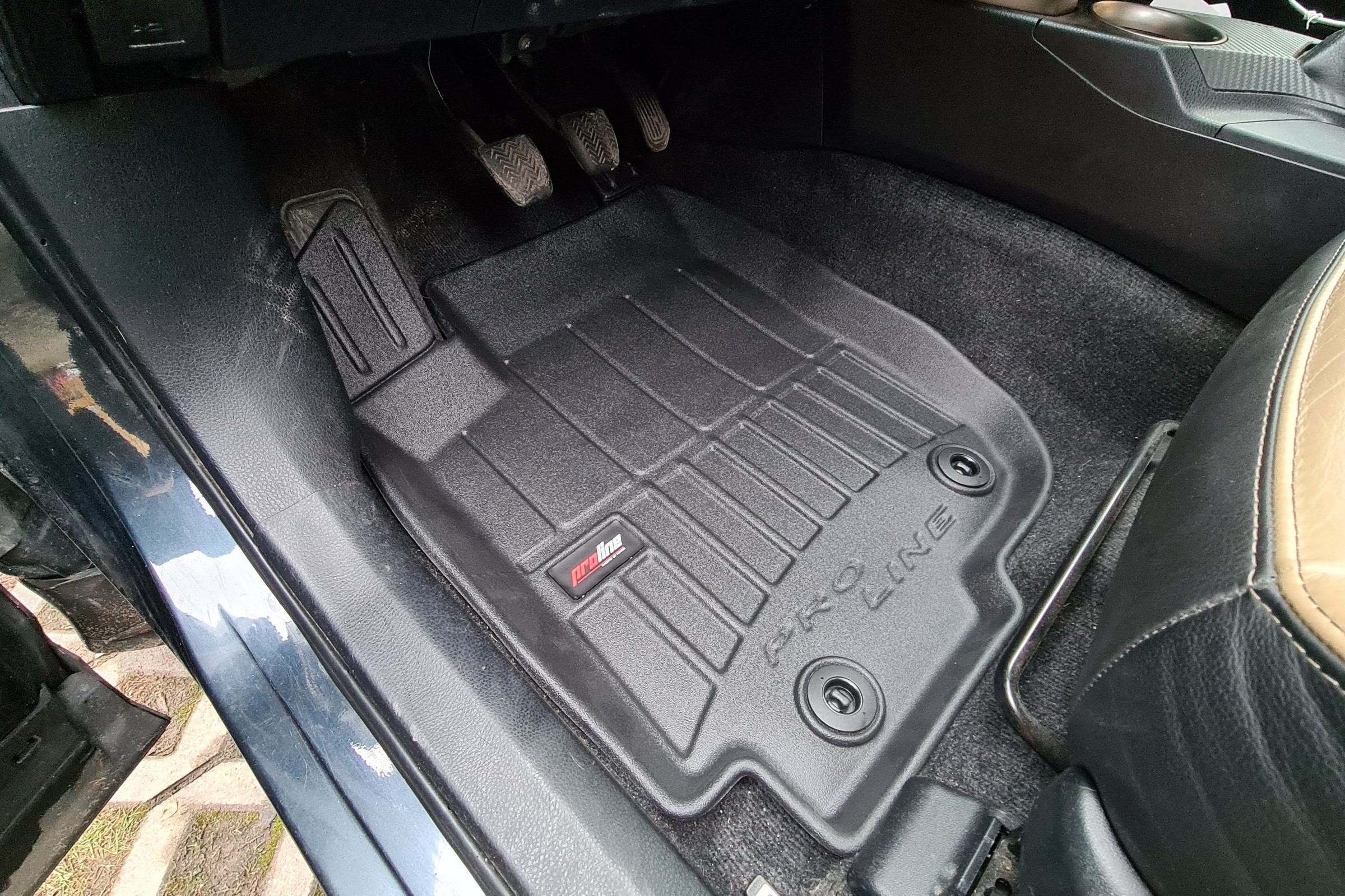 Prosty sposób na czyste dywaniki samochodowe. Tak działa metoda z octem