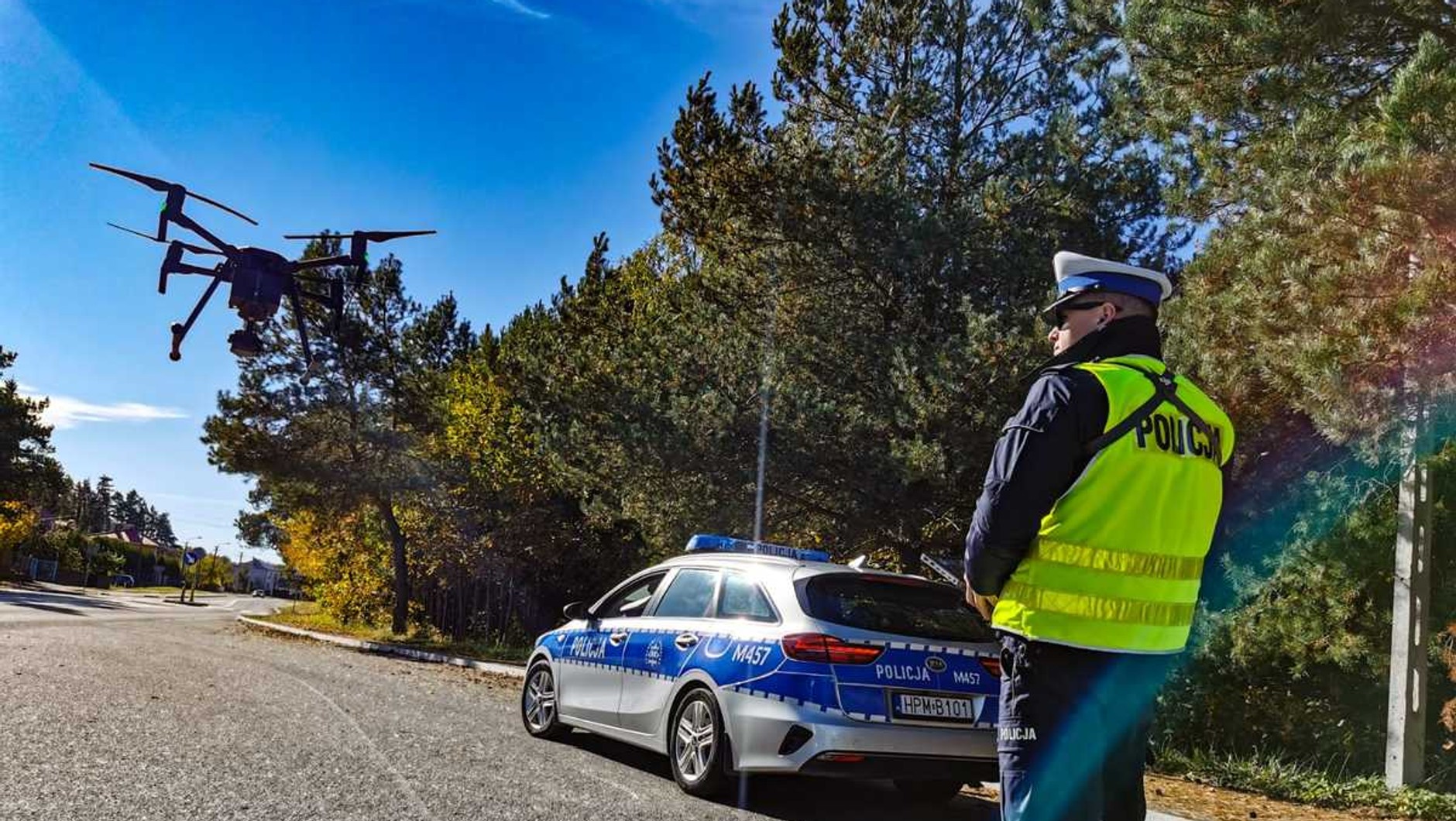 Jeden z dronów podlaskich policjantów podczas kontroli przejazdów kolejowych w 2022 r.