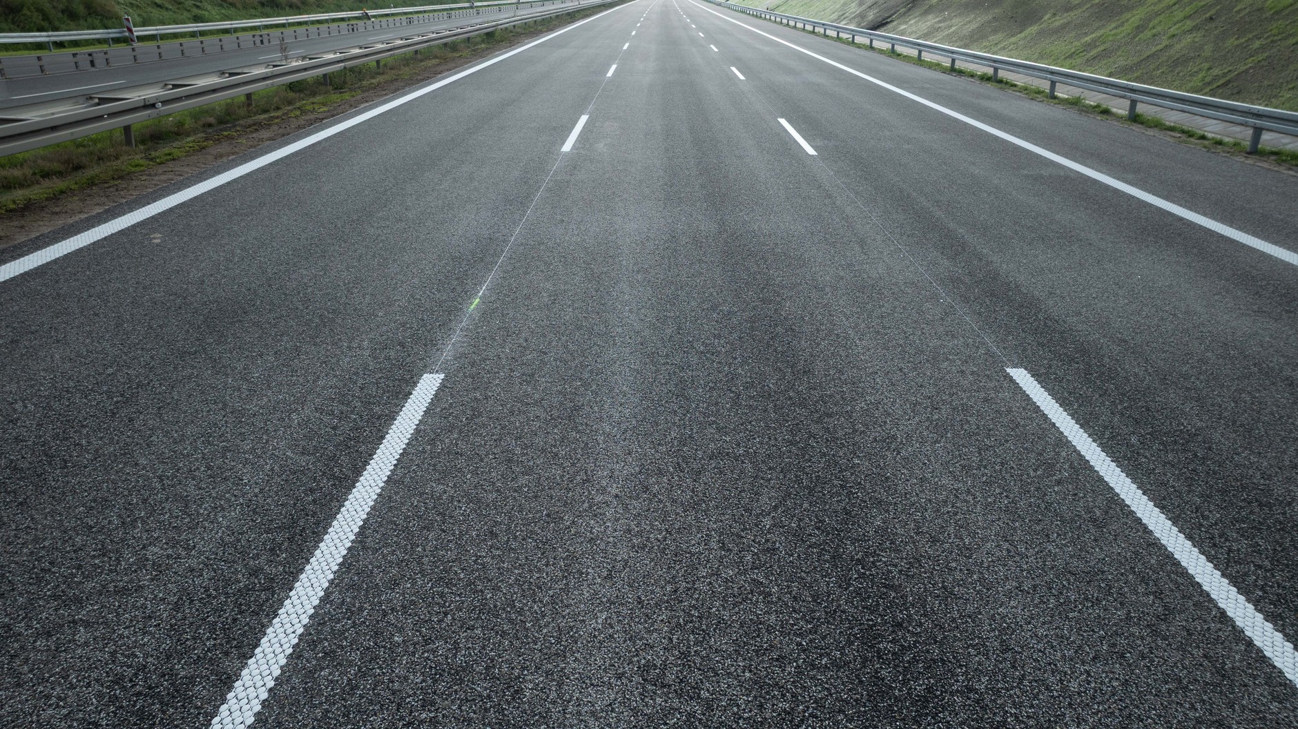 Trzypasmowa autostrada A2 na wysokości Poznania