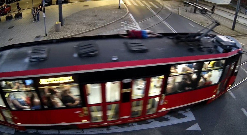30-latek, który jechał na dachu tramwaju, został ukarany