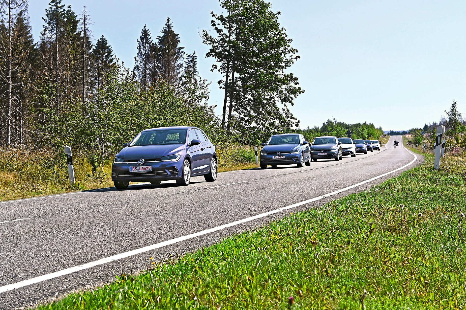 Jazda w kolumnie identycznych aut po tej samej trasie – to najbardziej wiarygodny sposób wykonywania testu porównawczego trwałości ogumienia.