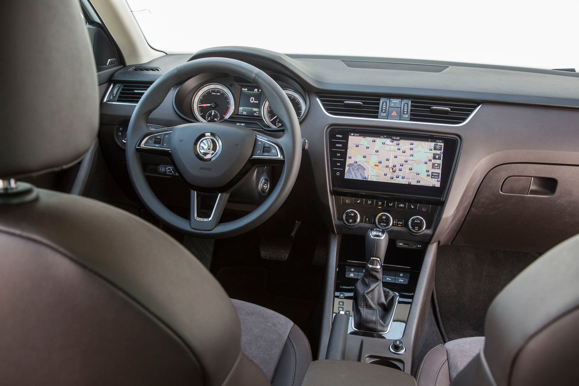 Dokupuj, ale nie przepłacaj - jak nie dać się naciągnąć w salonie samochodowym?